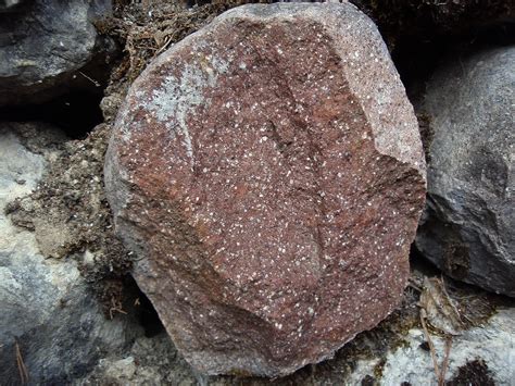 La Libertà Industriale del Limestone: Una Pietra che Crea il Futuro!